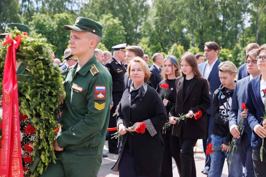 Анна Митянина возложила венок и цветы на Пискаревском кладбище