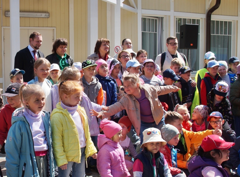 Специалисты аппарата Уполномоченного поздравили детей в Зеленогорском парке культуры и отдыха